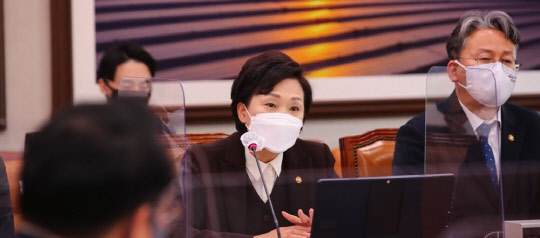 김현미(사진) 국토부 장관이 3일 열린 국토교통위원회 전체회의에서 의원 질의에 답하고 있다. <연합뉴스>